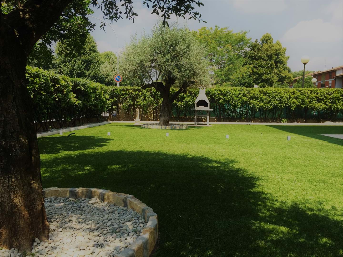 Un giardino comune a zero spese? con lerba sintetica si può Erba sintetica brescia